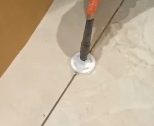 麻江瓷砖空鼓维修公司专业解答瓷砖在铺贴过程中，如果没有涂抹均匀到位的粘结材料（如水泥砂浆或瓷砖胶），可能会导致以下问题