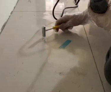 麻江瓷砖开裂维修公司专业分享瓷砖在铺贴前如果没有沥干水分，将会导致以下问题